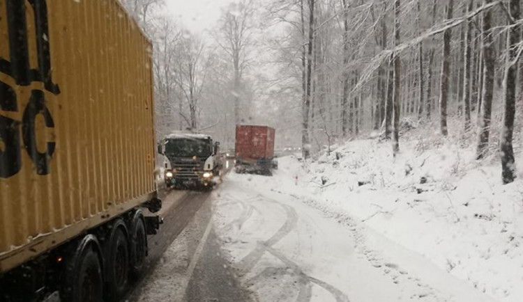 První sněžení komplikuje dopravu. Nehoda ráno zablokovala rychlostku na Liberec
