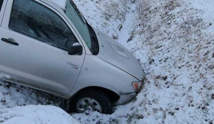 Silné zimní bundy přidávají pár centimetrů, které snižují účinnost bezpečnostních pásů