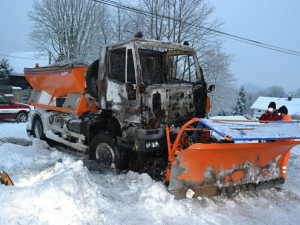 Posypový vůz začal hořet během odklízení sněhu