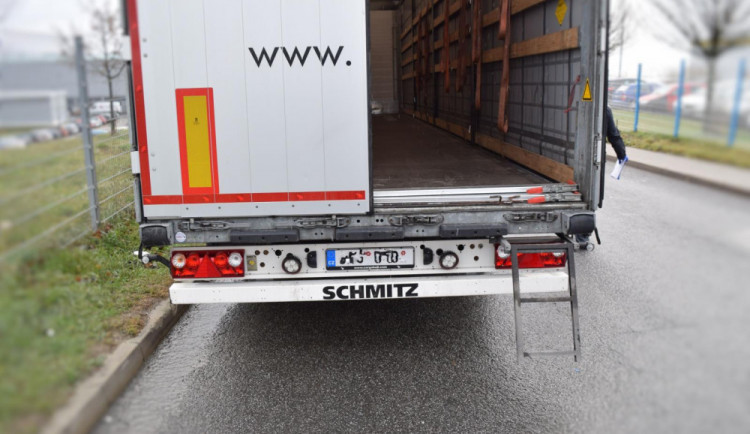 V kamionu strávil skoro čtyři dny.