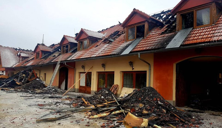 Farma Vysoká po dvou týdnech od požáru.