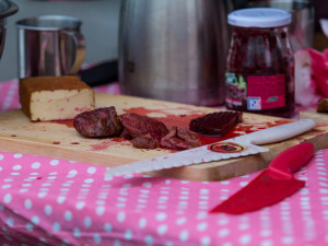 Prodej vánočních psů v centru Liberce poukazuje na masakr v podobě prodeje kaprů