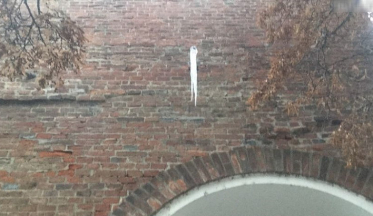 Rampouchy na Terezské bráně ohrožovaly kolemjdoucí. Pracovníci technických služeb je odstranili