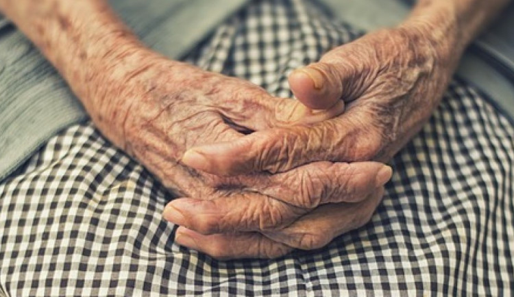 Devadesátileté ženě někdo ukradl kabelku v čekárně u lékaře