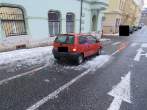 Auta poškozená padajícím ledem a sněhem