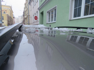 Auta poškozená padajícím ledem a sněhem