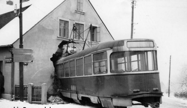 V TENTO DEN: Neovladatelná tramvaj se řítila Libercem. U zastávky Malodoubská projela domem