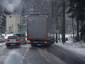 Silnice z Tanvaldu do Harrachova se dnes uzavře náklaďákům