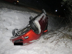 Na sněhu dostal smyk, vyjel ze silnice a skončil v příkopu na střeše