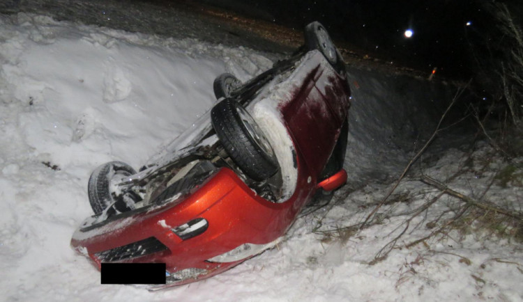 Auto skončilo na střeše.