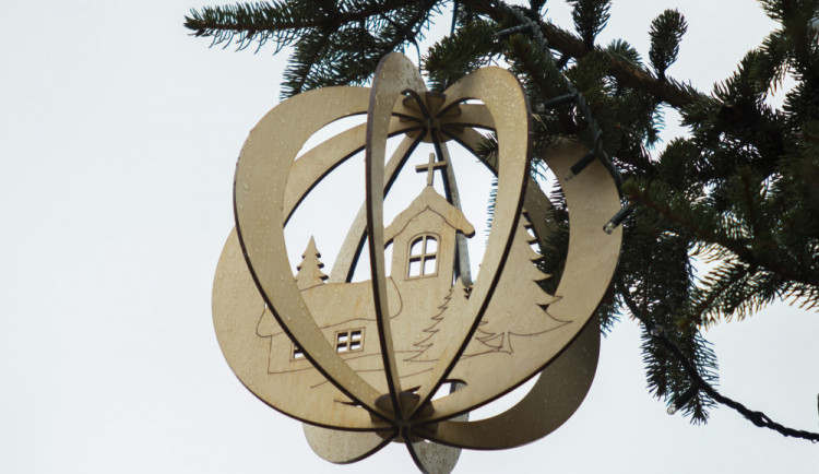 Dřevěné vánoční ozdoby na jabloneckém stromku