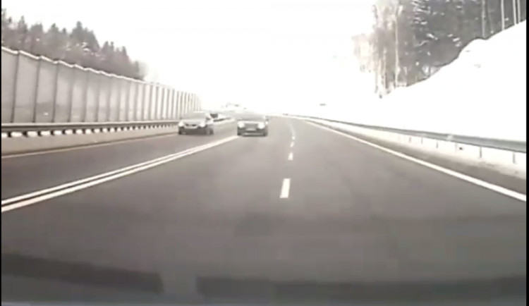 Řidič předjížděl přes dvojitou čáru a navíc v zatáčce
