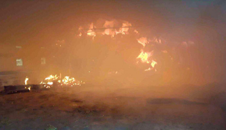 AKTUÁLNĚ: Jedenáct jednotek hasičů zasahuje u rozsáhlého požáru uskladněného sena a slámy