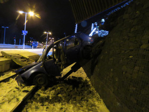 FOTO: S autem prorazil plot a spadl na koleje. Tři lidé se zranili