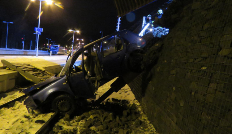 Auto sjelo do kolejiště.