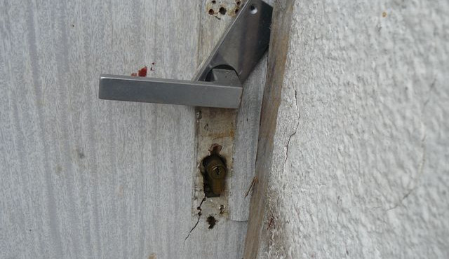 Poškozený zámek.