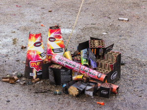 Hasiči varují: Každá pyrotechnika je jinak nebezpečná. Na Silvestra jim roste počet výjezdů
