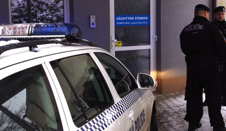 Opilá cizinka rušila celý panelák. Před strážníky omdlévala, skončila na záchytce