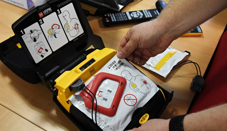 Policisté na Silvestra zachránili muže se srdeční zástavou. Použili přenosný defibrilátor