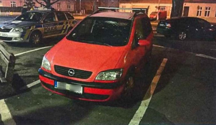 Muž slavil příchod nového roku vyhazováním židlí z terasy. Jedna z nich rozbila čelní sklo auta