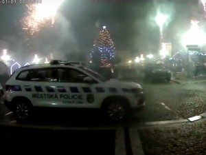 VIDEO: Nepij to, podej to. V České Lípě na Silvestra od rachejtle hořelo auto. Hasilo se šampaňským