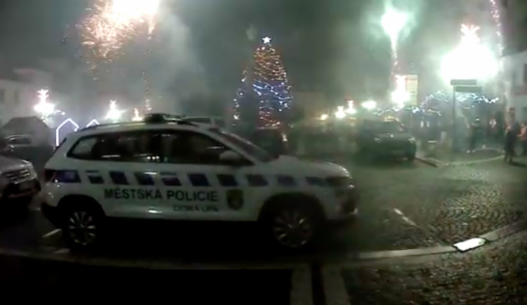 Na českolipském náměstí začalo hořet auto.