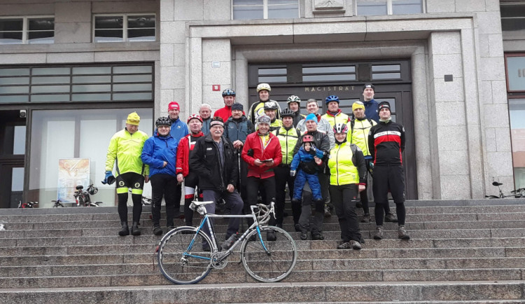 Cyklisté na novoroční vyjížďce.