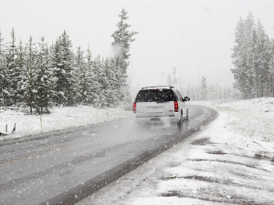 Na silnicích si dejte pozor na ledovku a sněhové jazyky, u Rynoltic uvízl kamion
