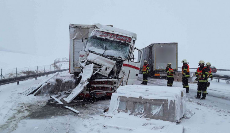 PŘEHLED: Uzavřená dálnice nebo dodávka v příkopě. Tady je přehled dnešních nehod
