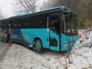 Nedaleko Jílového u Držkova se střetl autobus s náklaďákem, místem neprojedete