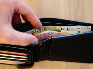 Ztráta peněženky v zahraničí? S hledáním začněte na českých úřadech