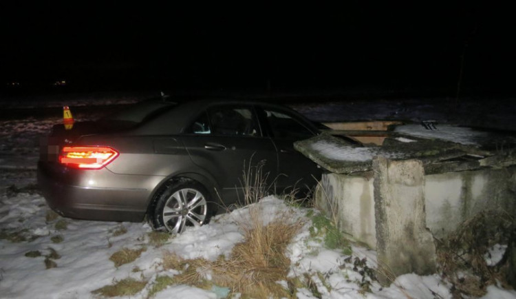 Řidič jel příliš rychle a skončil mimo silnici. Způsobil škodu za osmdesát tisíc