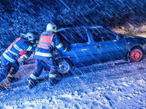 Sněžit nepřestane ani v noci. Meteorologové varují také před náledím