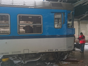 Vykolejený vlak se zastavil zastavil až na peronu