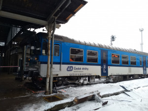 Vykolejený vlak se zastavil zastavil až na peronu