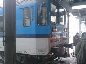 Vykolejený vlak se zastavil zastavil až na peronu