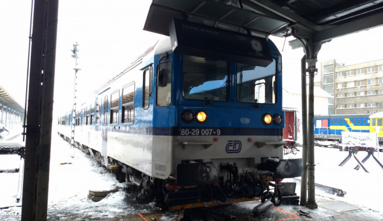 Vykolejený vlak se zastavil zastavil až na peronu