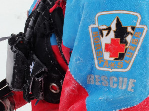 Záchranáři hledali za tmy běžkaře, zmrzlým lyžařům zachránili život