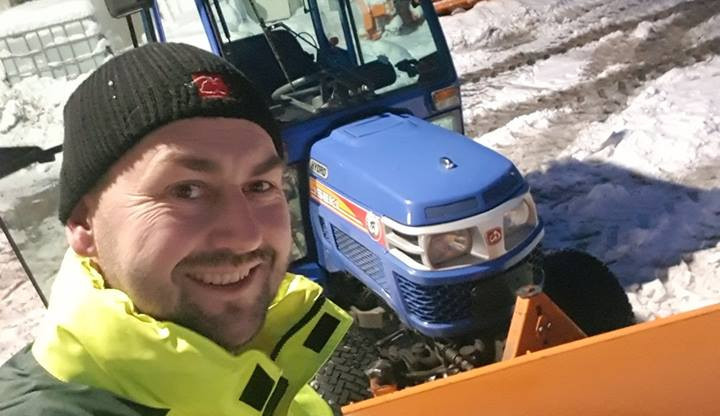 Jaroslav Demčák se práce nebojí. Chvíli je starostou, chvíli silničářem.