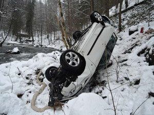 FOTO: Vůz spadl z třicetimetrového srázu, skončil zapíchnutý u řeky