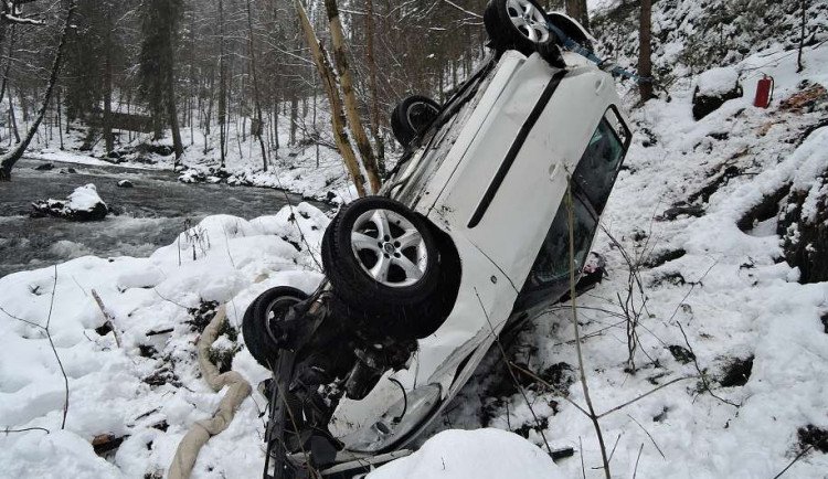 Havarovaný automobil u Spálova