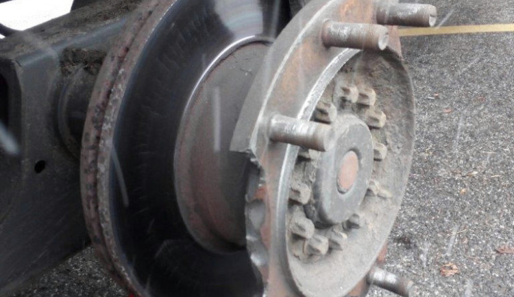 Poškozený úchyt kola.