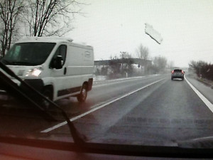 VIDEO: Z dodávky odlétl kus ledu a skončil v protijedoucím autě. Policie hledá řidiče