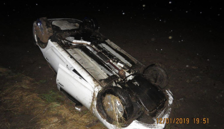 Auto sknčilo na střeše.