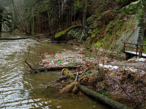 Řeka Kamenice zaplněná plasty