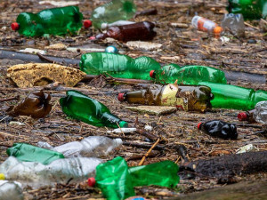 Řeka Kamenice zaplněná plasty