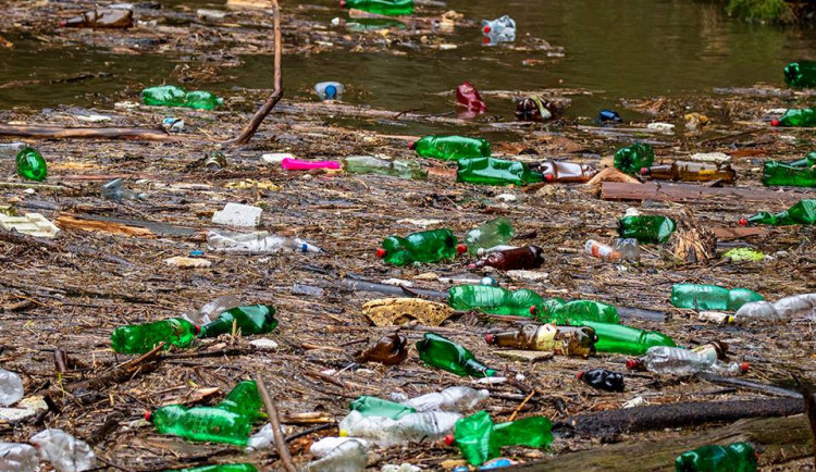 Řeka Kamenice zaplněná plasty