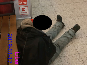 Bezdomovec v Kauflandu vypil půl rumu na ex. Za pokladnami pak usnul na zemi