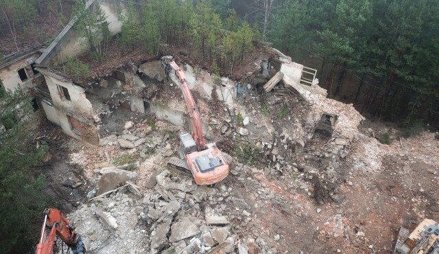 V Ralsku probíhaí demolice.