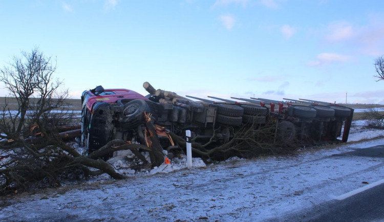 Řidič kamionu, který převážel klády, se nevěnoval řízení. Skončil v příkopu